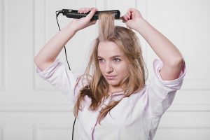 forró hajvasaló vagy sütővas, sőt a forróra állított hajszárító is károsítja a hajat